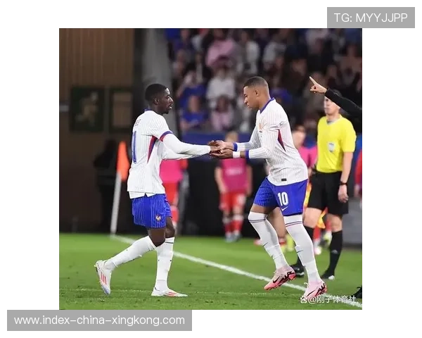 姆巴佩面对挤压依旧能送出致命直塞，法国锋线犀利无比